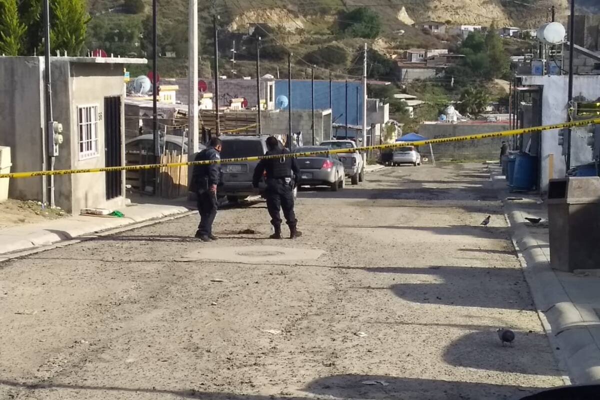 Atacan a tiros a dos hombres en Villas del Álamo en Tijuana