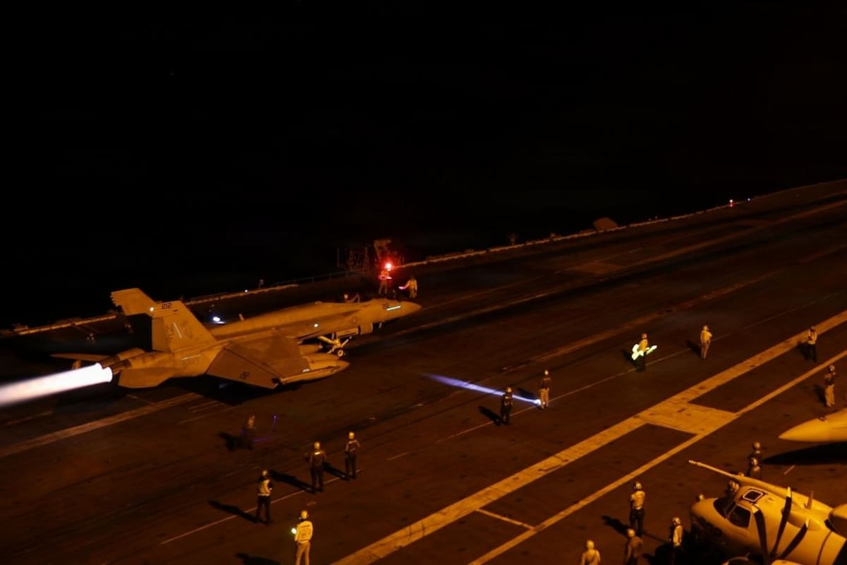 Irán lanza ataques contra bases estadounidenses después de que Washington bombardeara posiciones militares en la isla de Larak por amenazas en el estrecho de Ormuz