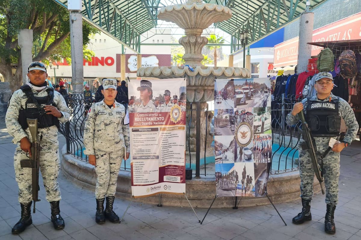 Guardia Nacional instala módulo en el Mercado Municipal para reclutar a jóvenes; ofrecen sueldo quincenal de 9 mil pesos, atención médica familiar, acceso a vivienda y escuelas militares