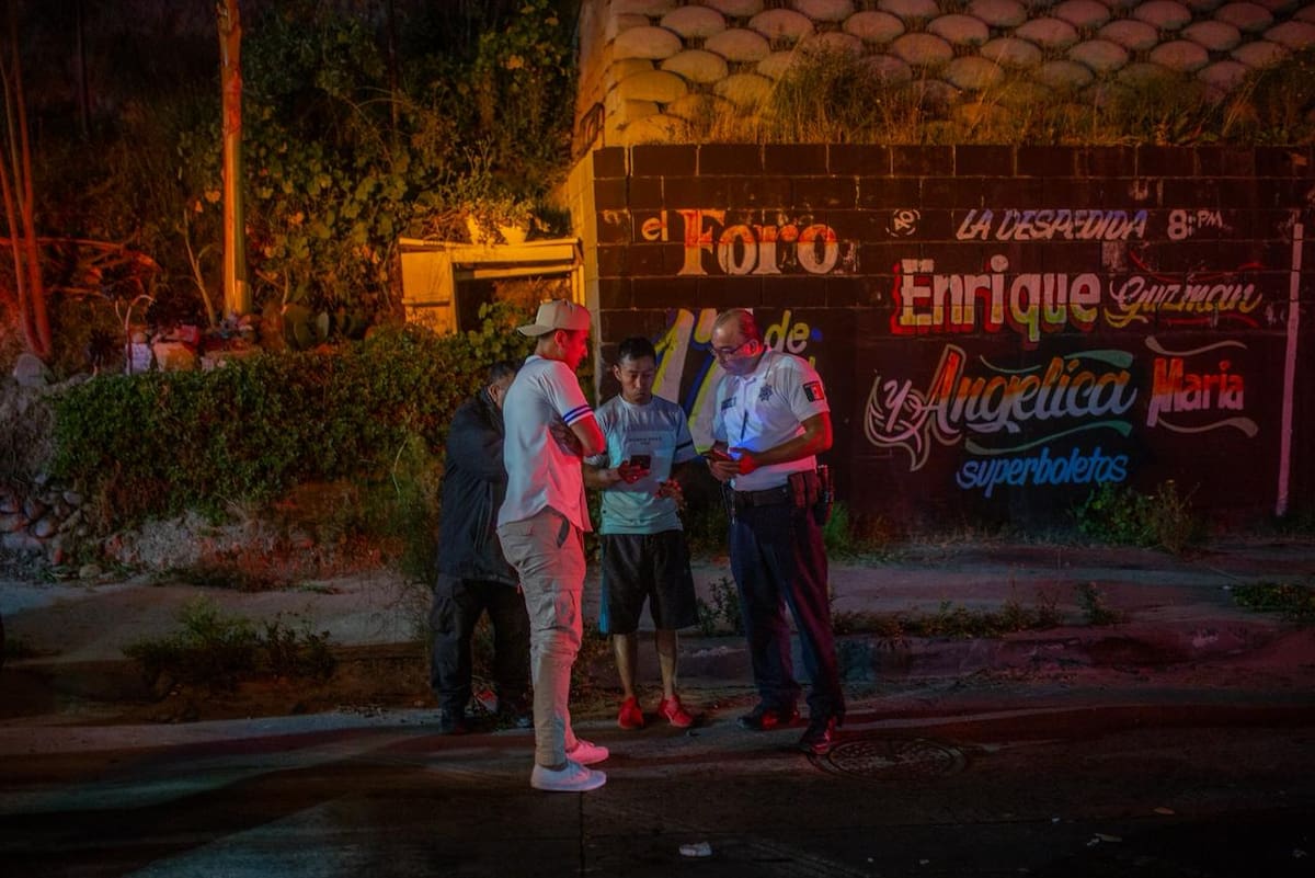 Un automóvil impactó a varios vehículos detenidos en un semáforo a la altura del Aguaje de la Tuna y posteriormente se dio a la fuga; cuatro personas fueron atendidas por golpes leves. Foto: BorderZOOM
