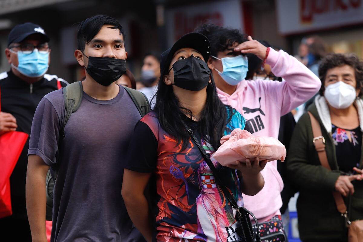 Personas con cubrebocas caminan por las calles del Centro Histórico hoy, en la Ciudad de México (México). EFE/Madla Hartz