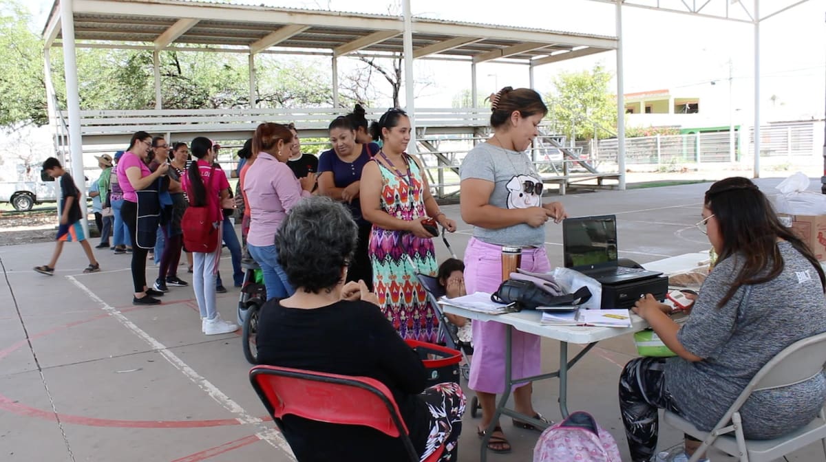 Familias de 23 colonias de Hermosillo pueden acceder a paquetes de alimentos con fruta, verdura y productos básicos a través del programa “Alimento Compartido en tu Colonia”. FOTO: ESPECIAL