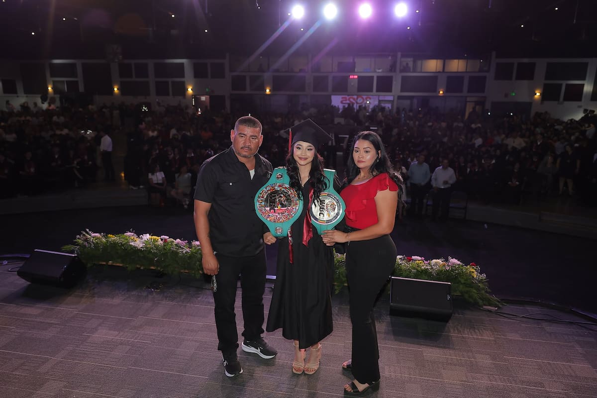 Se gradúa Camila Zamorano tras coronarse campeona mundial