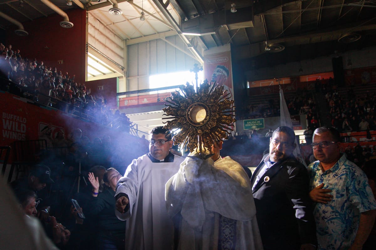 Convierten Auditorio PSF en recinto católico este domingo