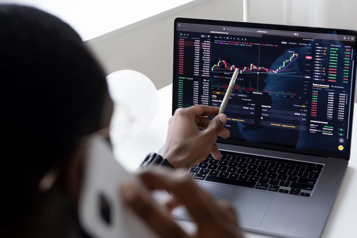 Claves a tener en cuenta para reducir el riesgo al elegir tus inversiones, según experto en finanzas