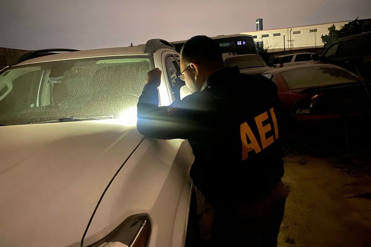 Asegura FGE vehículo con reporte de robo y detiene a sujeto en cateo