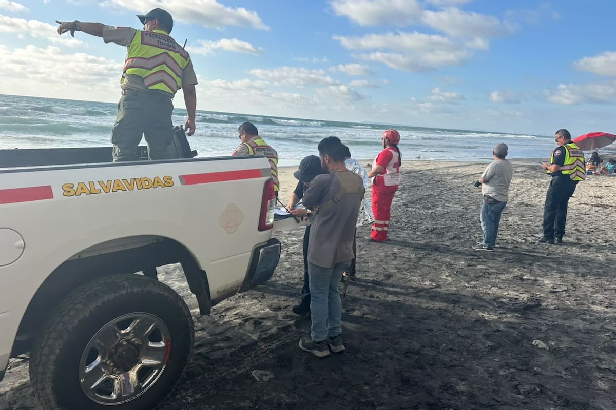 Rescatan a menor en Playas de Tijuana; buscan a otro en el mar
