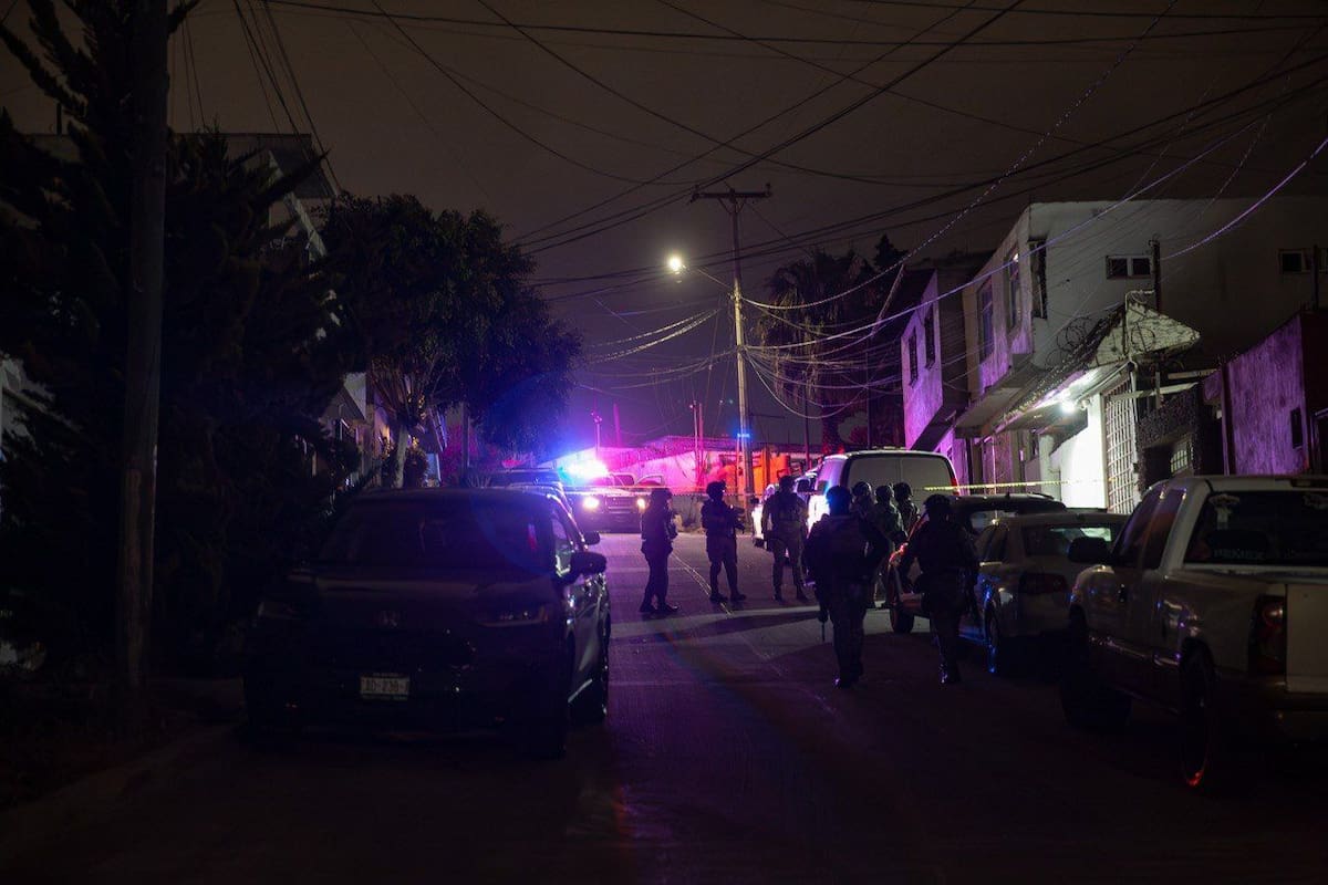 En la escena fueron localizados cerca de 20 casquillos percutidos de arma larga y corta dentro y fuera de la vivienda. Foto: Border Zoom