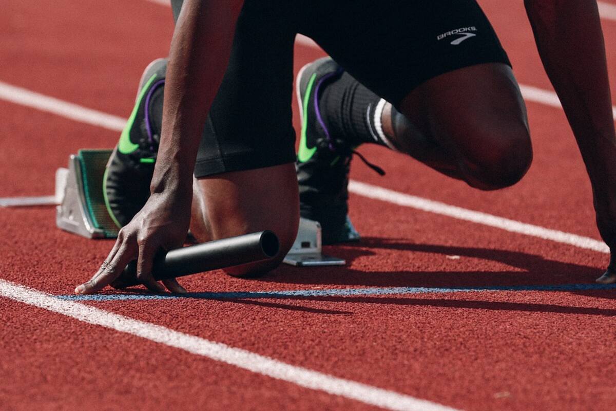 Atleta desaparece tras una valla protectora