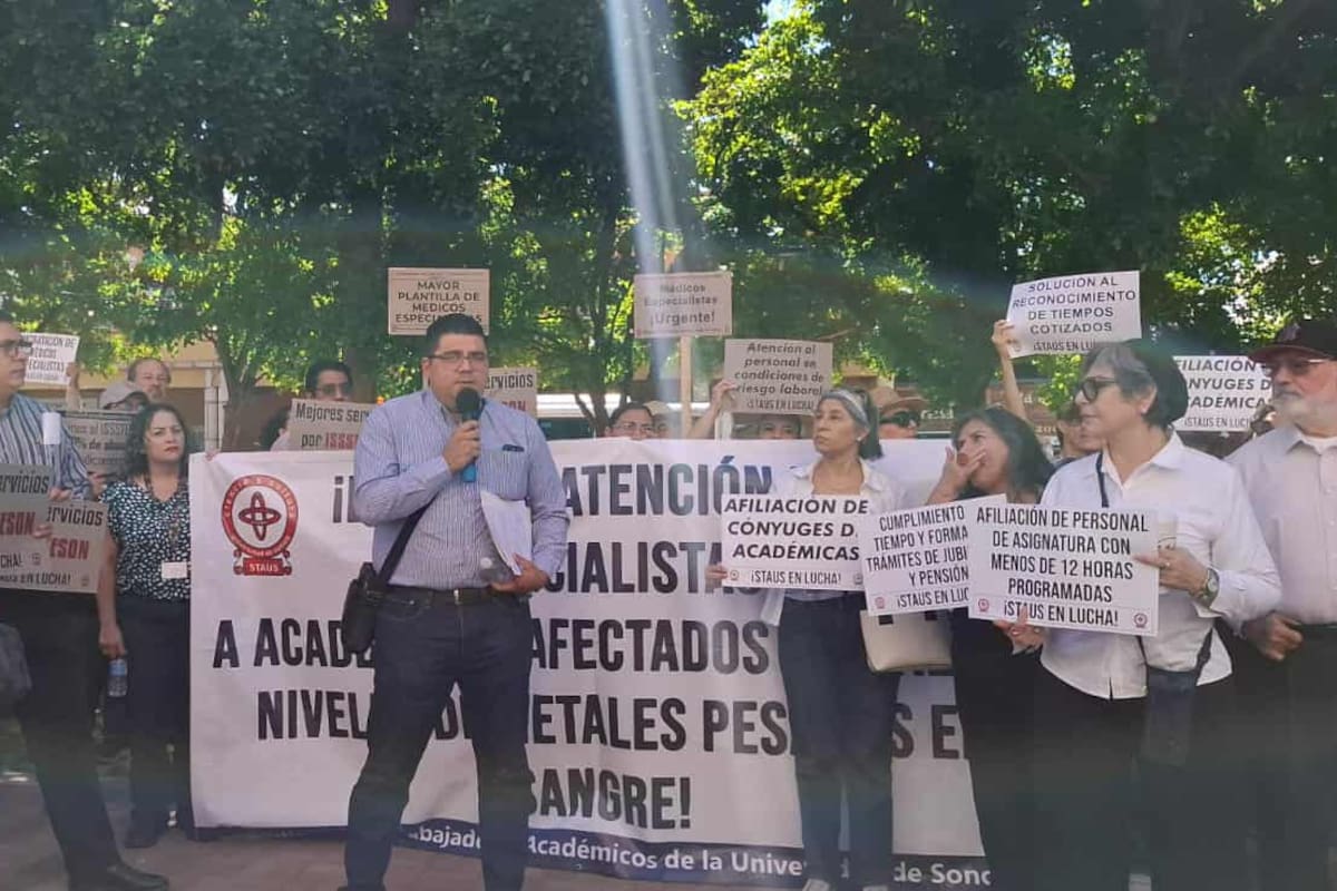 Sindicato de la Universidad de Sonora exige mejoras en servicios de salud, jubilaciones y pensiones en protesta frente a Isssteson