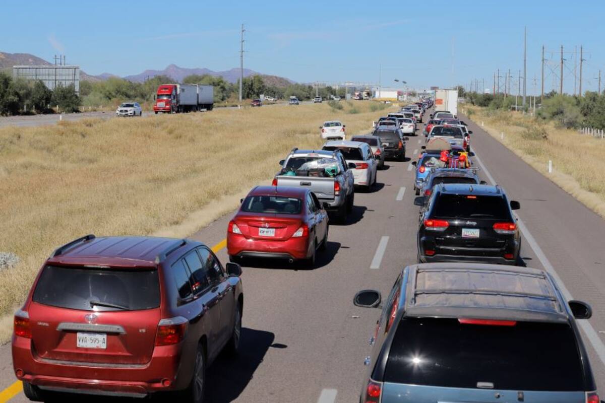 Regresan paisanos a Estados Unidos; abarrotan carretera