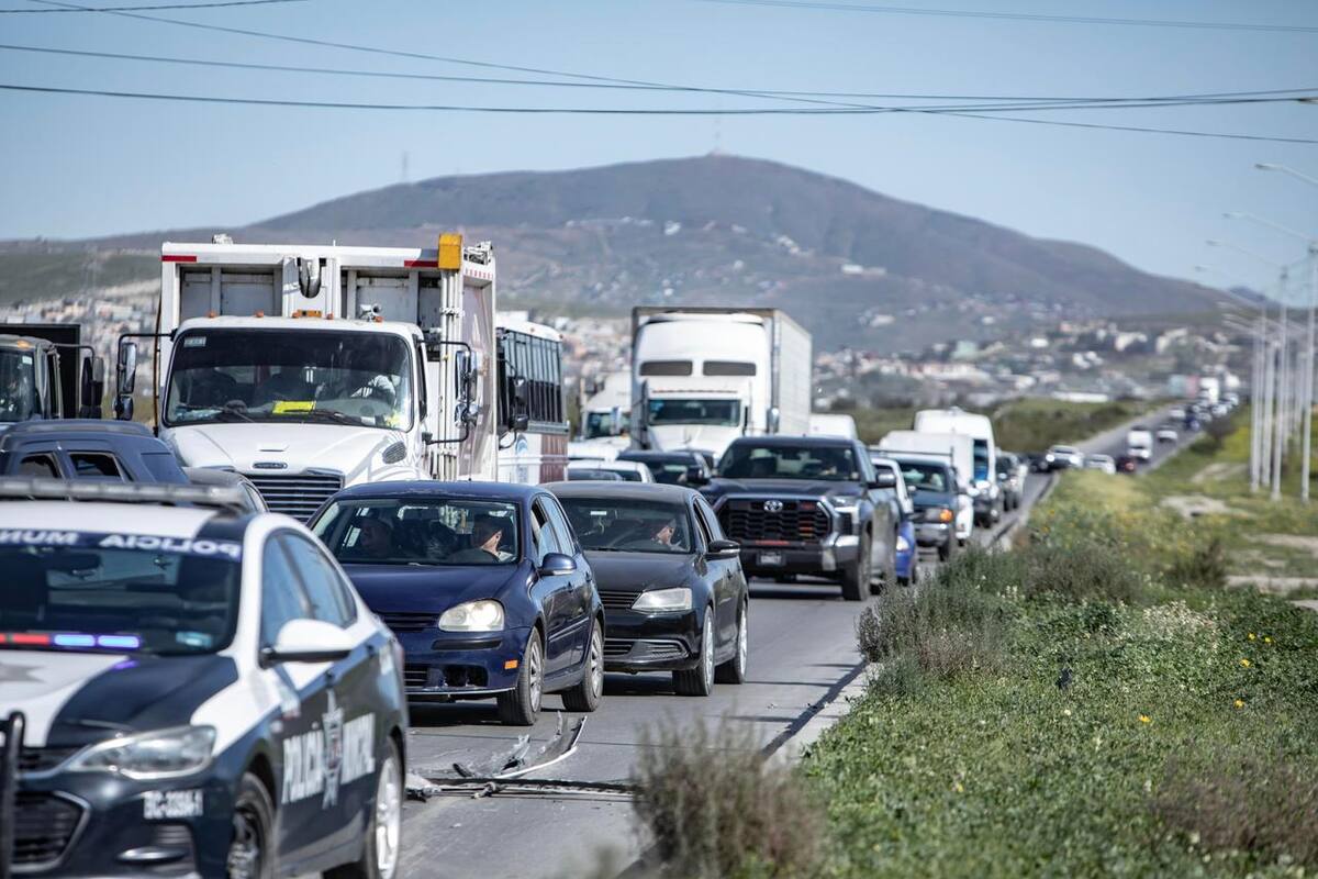 Volcadura provoca congestionamiento vial en el bulevar 2000