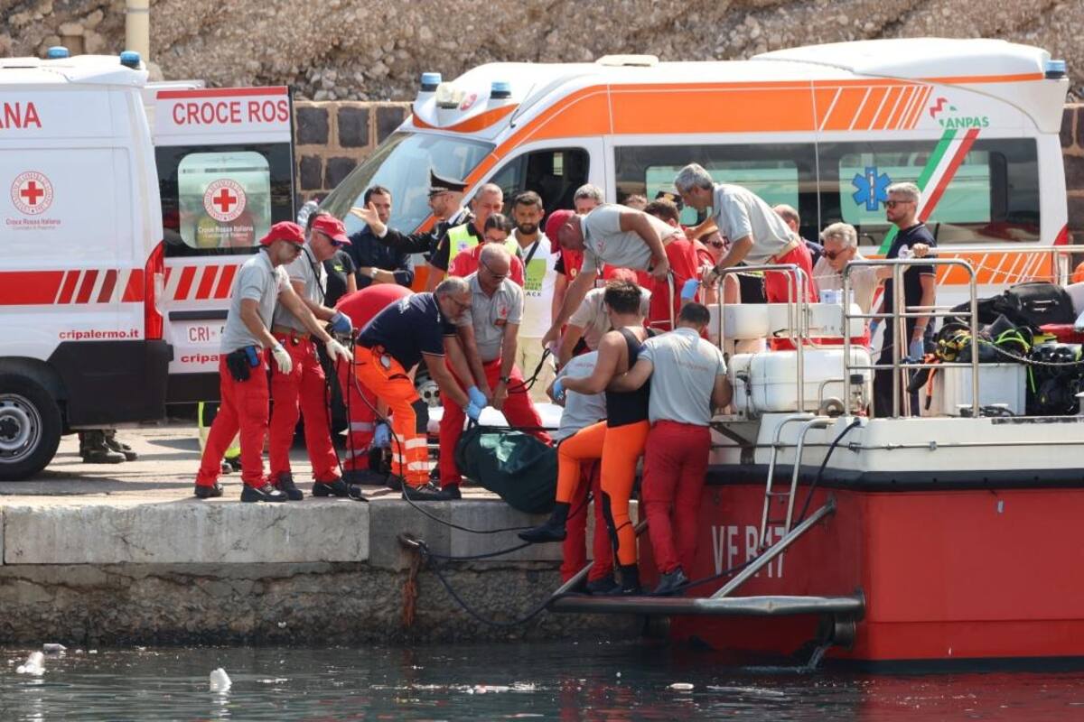 Equipos de rescate salvan a pasajeros sobrevivientes y rescatan el cuerpo de una persona sin vida. | Crédito: REUTERS