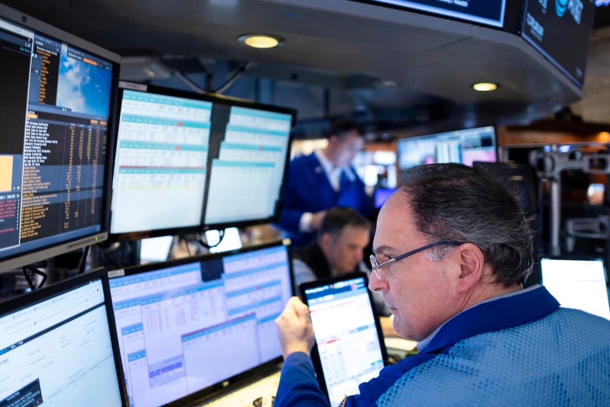 Fotografía de archivo de trabajadores en la Bolsa de Nueva York (EE.UU.). EFE/EPA/JUSTIN LANE