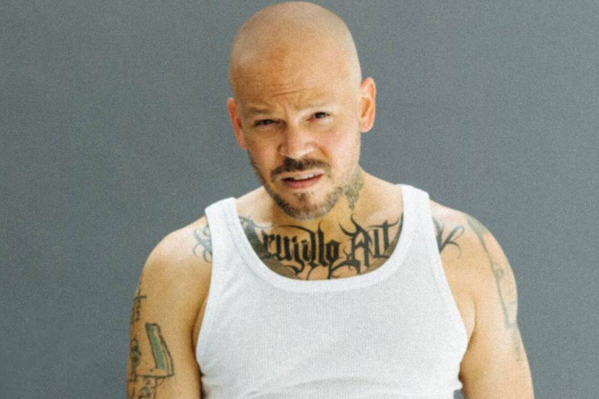 Residente muestra su apoyo a Palestina en “Bajo los escombros”