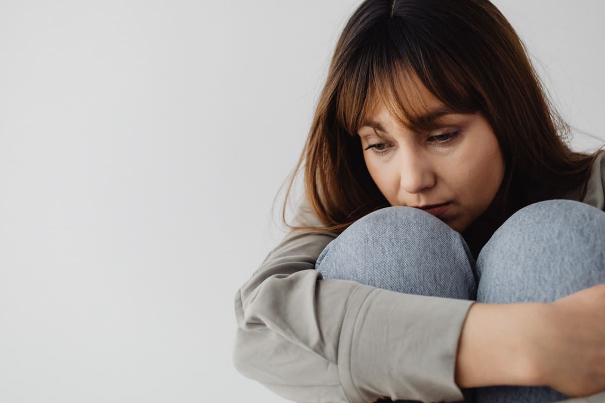 Por qué una persona evita la mirada durante una conversación, según la psicología