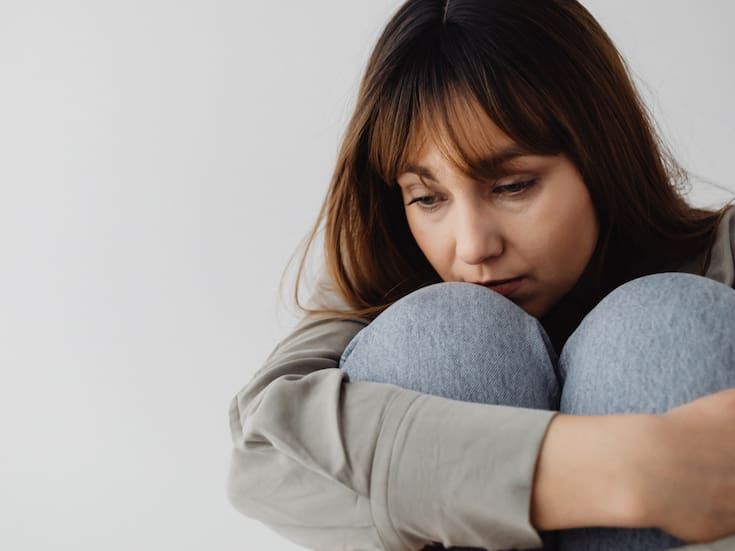 Por qué una persona evita la mirada durante una conversación, según la psicología