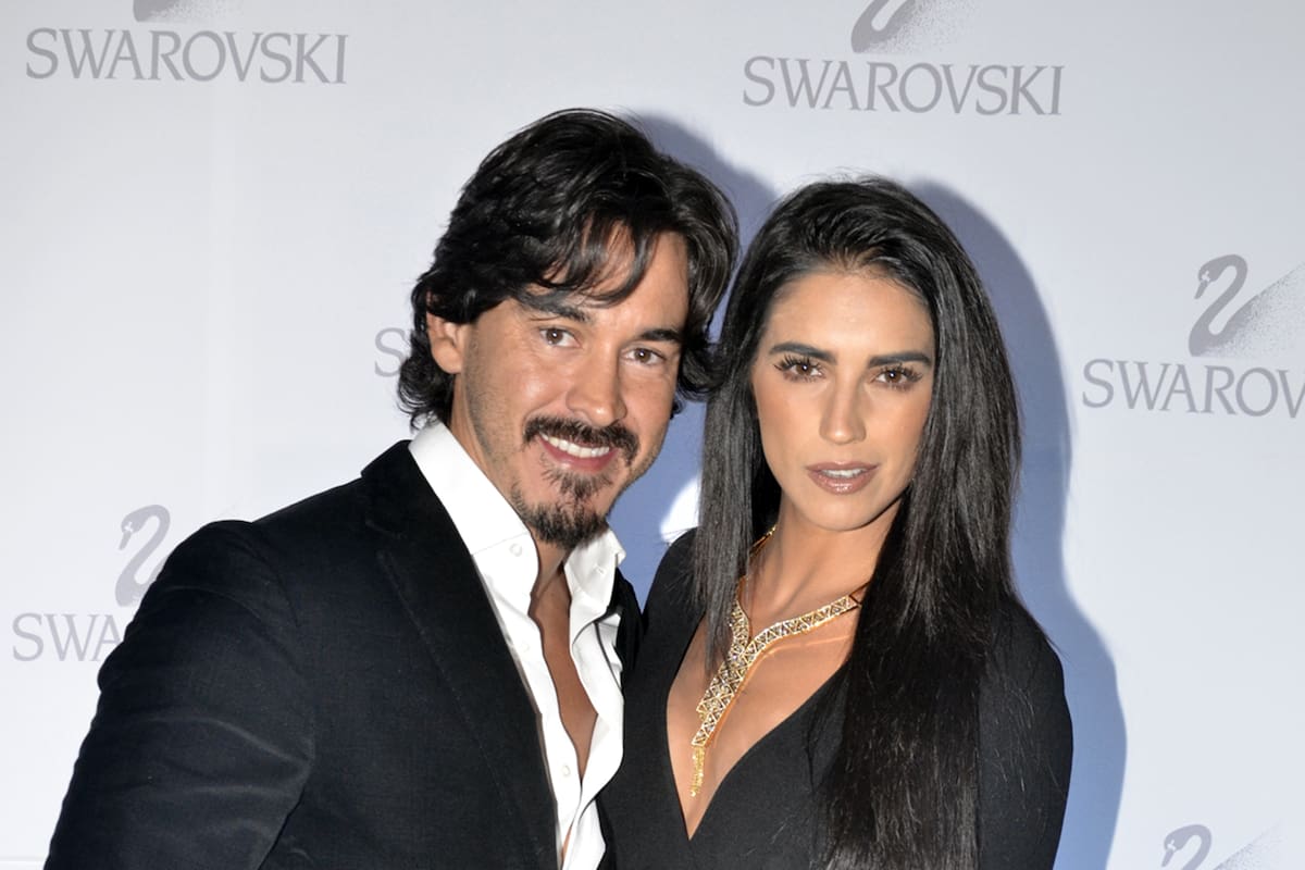 Bárbara del Regil se pone de rodillas frente a la multitud y le pide matrimonio a su pareja