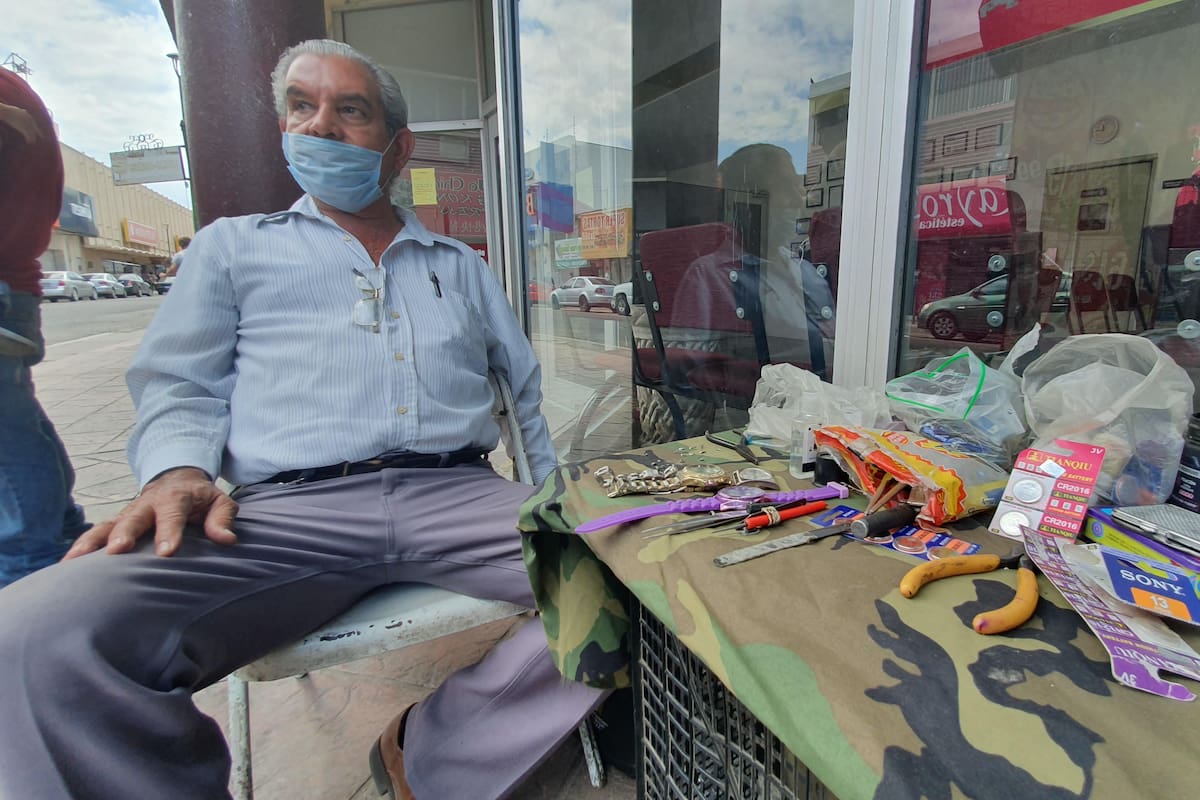 Regresa don Felipe a reparar relojes al Centro