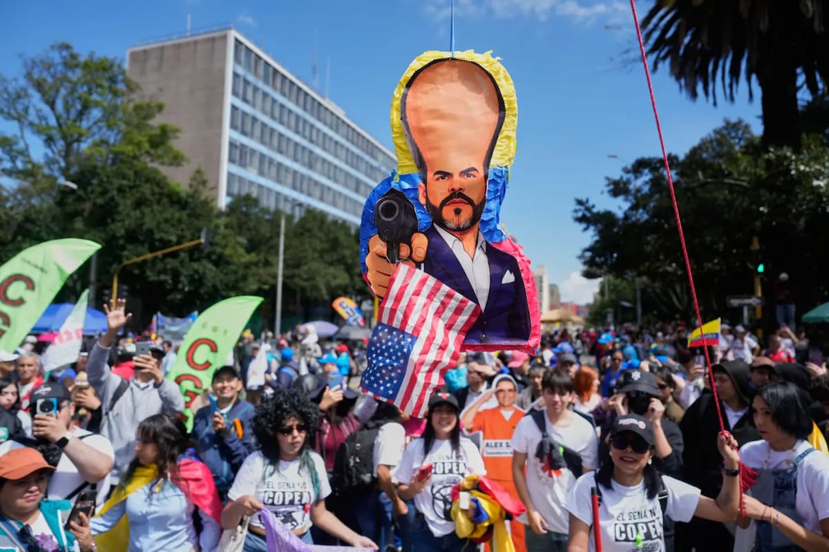 Miles de colombianos marchan contra De la Espriella para defender las reformas laborales, las pensiones y los programas sociales impulsados por Gustavo Petro