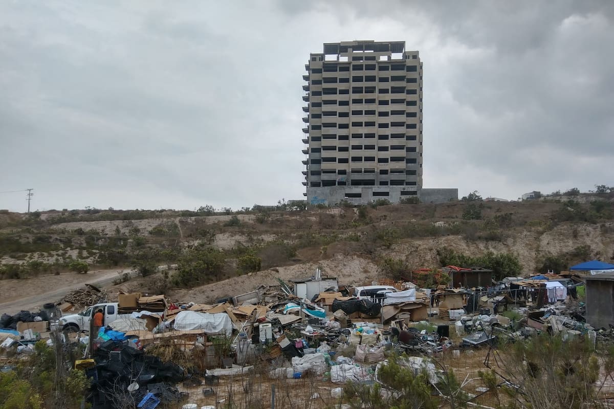 Peligro por edificio abandonado y basurero clandestino