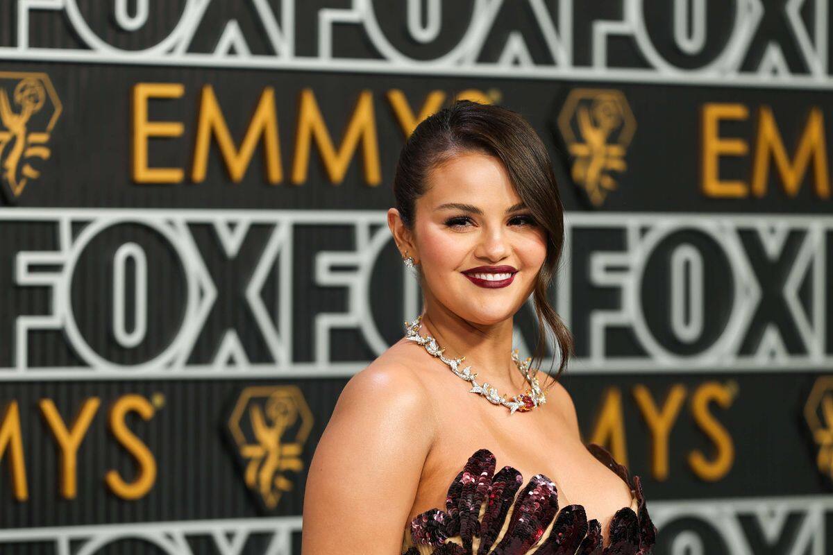 Selena Gomez causa revuelo en redes sociales al compartir imagen reflexionando sobre su cuerpo, aceptándolo.