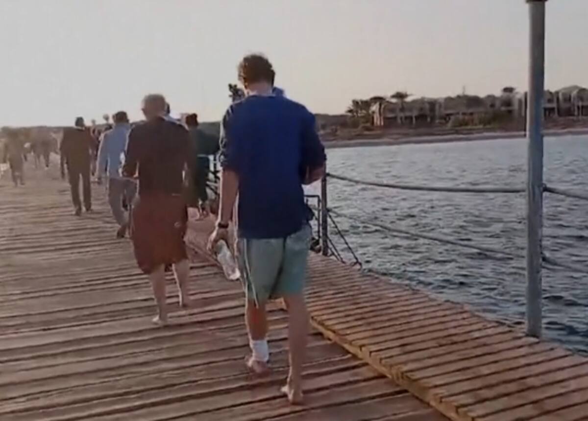 Los supervivientes llegan a tierra tras el naufragio de un barco turístico en el Mar Rojo. / BBC.