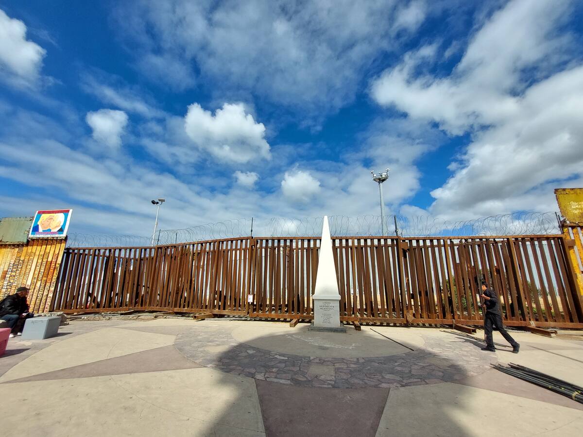 Los reencuentros en el Muro de EU con México están prohibidos desde hace cuatro años porque lo ordenó el ex presidente Donald Trump.