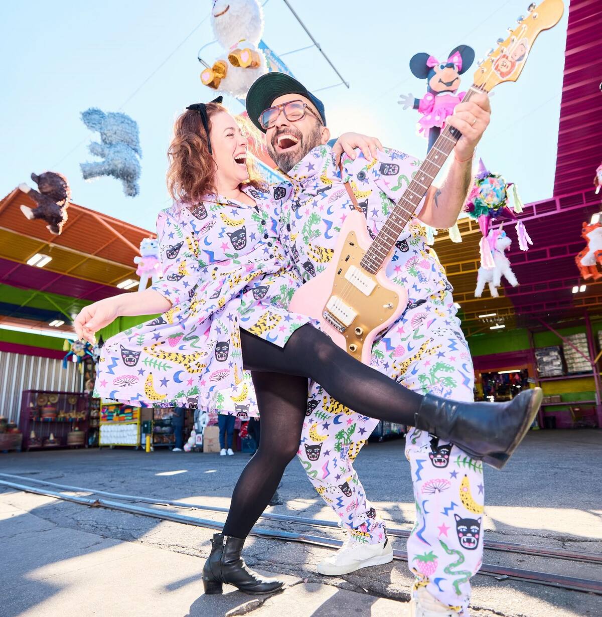 Las canciones del dueto son conocidas por sus melodías pegajosas, letras inteligentes y una mezcla de inglés y español, lo que refleja su compromiso con la diversidad y la inclusión.