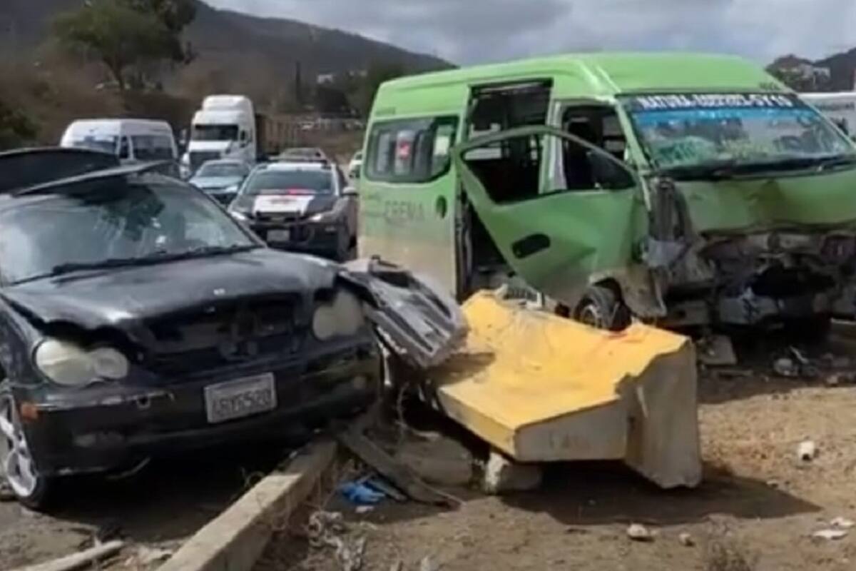 Choque entre taxi y auto particular deja al menos 15 lesionados