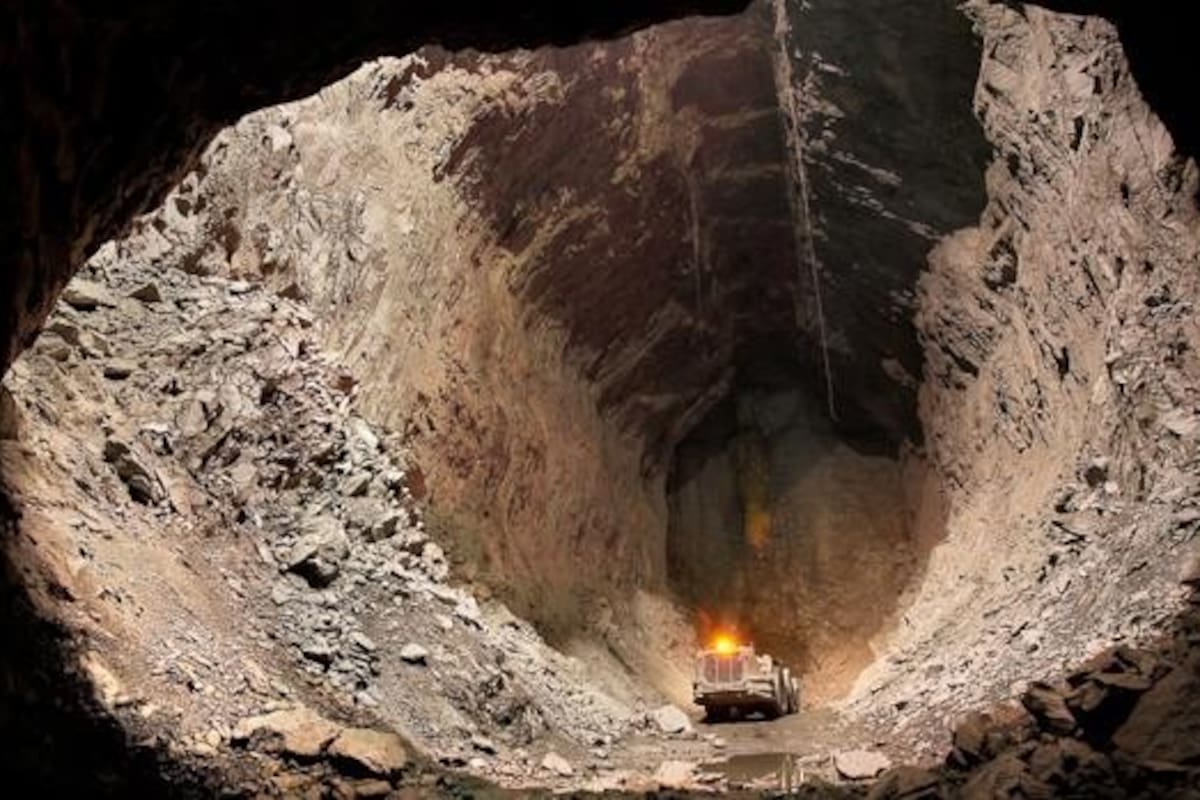 Dos trabajadores pierden la vida tras el colapso de una estructura en la mina Buenavista del Cobre de Grupo México, mientras autoridades investigan las causas del accidente