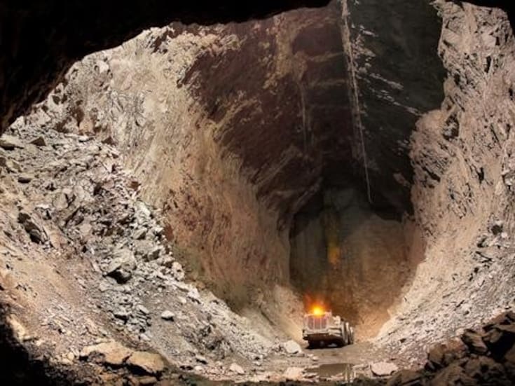Dos trabajadores pierden la vida tras el colapso de una estructura en la mina Buenavista del Cobre de Grupo México, mientras autoridades investigan las causas del accidente