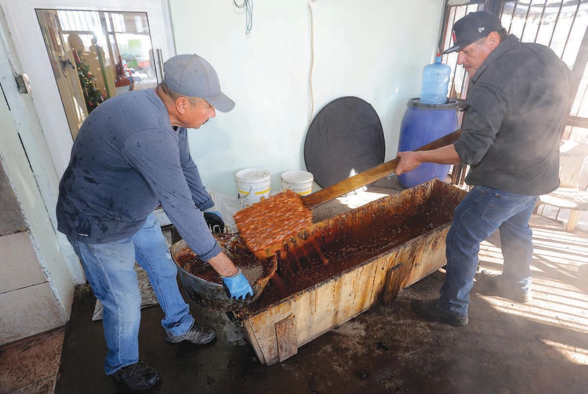 Martín Gutiérrez y Amílcar Ochoa le agregan el cacahuate al dulce y después lo pasan al molde, para crear las populares mancuernas.