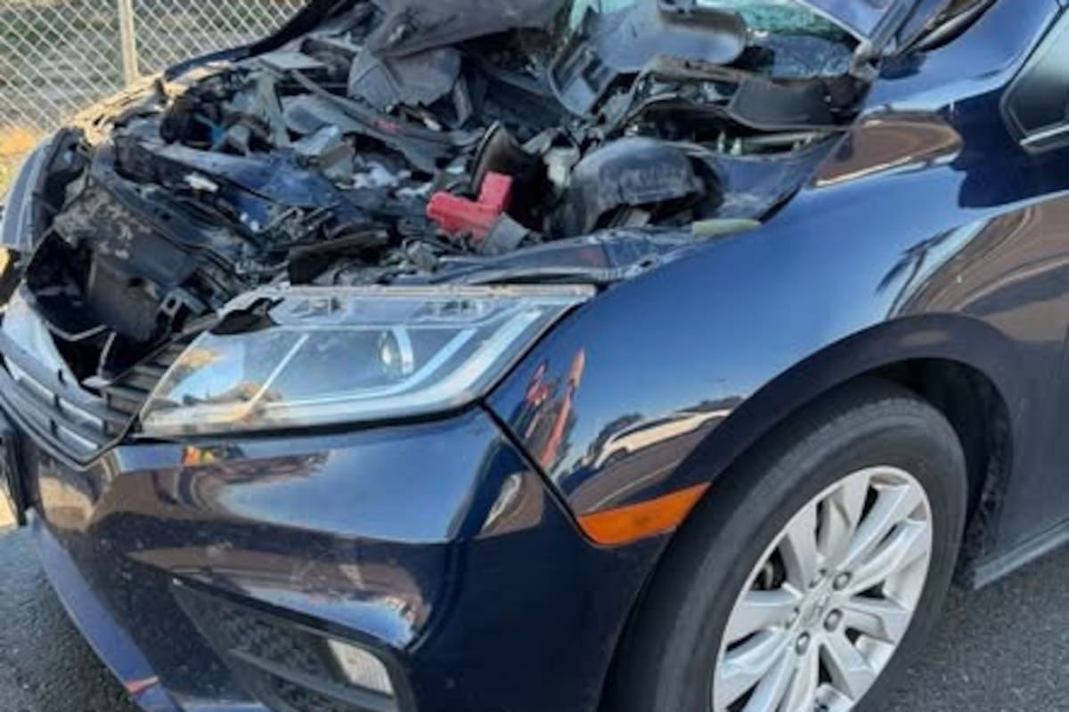 Llantas se desprenden de camión y caen sobre carro en Yuma