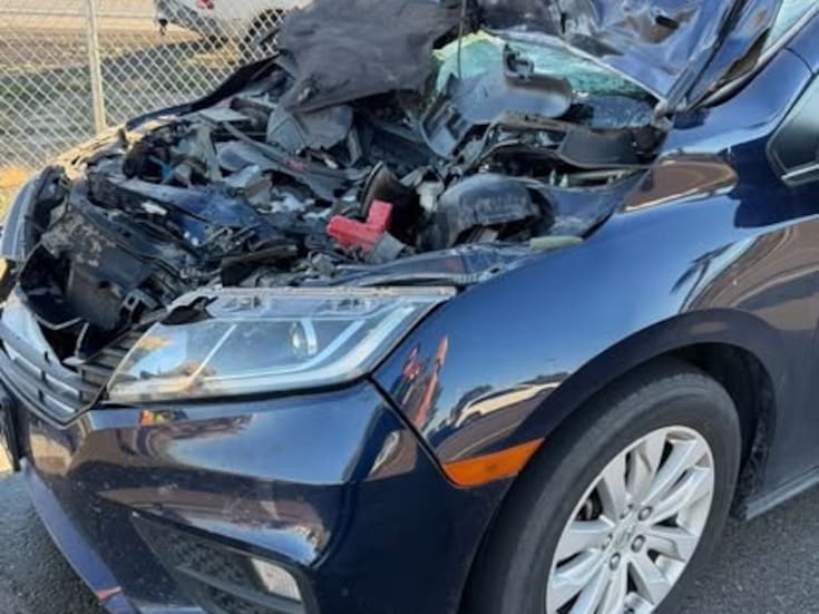 Llantas se desprenden de camión y caen sobre carro en Yuma