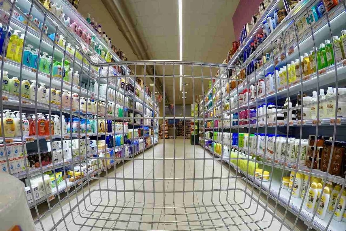 No pudo pagar su compra en el supermercado y la reacción de un desconocido dejó sin palabras a miles en redes