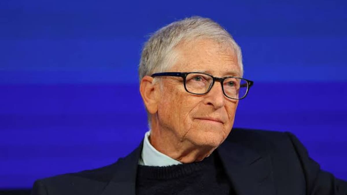 Bill Gates advierte que la inteligencia artificial podría reemplazar millones de empleos en una década y pide impuestos a la automatización porque “no hay ningún plan” para enfrentar el cambio