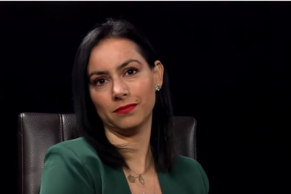Claudia Lizaldi ignora las críticas mediante yoga y música