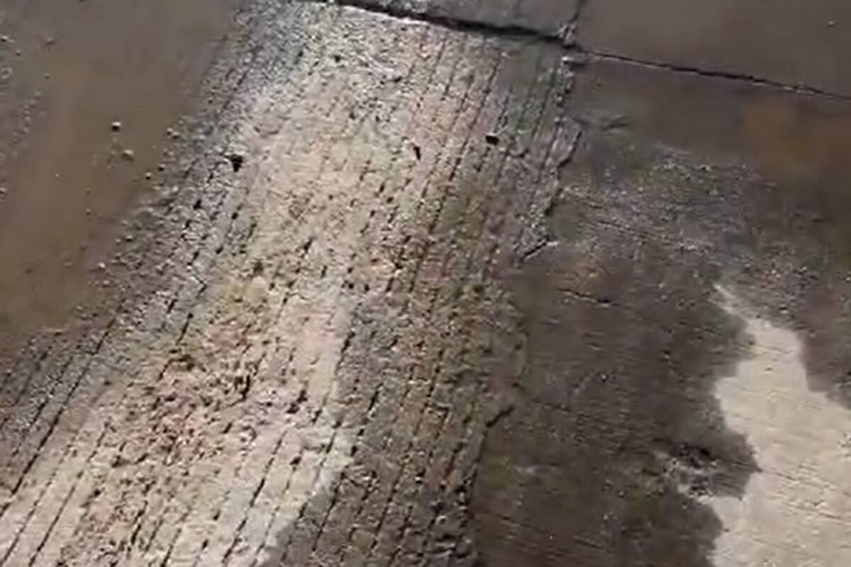 Preocupa a vecinos del Murúa fuga de agua entre lozas de pavimento