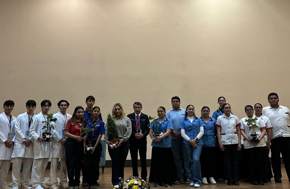 Futuros médicos de la UABC y Universidad Xochicalco, paramédicos de la Cruz Roja Tijuana y miembros del movimiento scout participaron en una ceremonia donde recibieron y entregaron una planta, representando el espíritu de Jennifer sembrado en cada una de las vidas que tocó.