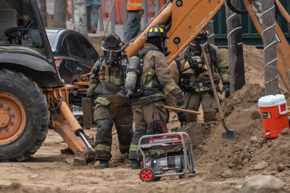Bomberos controlaron una fuga de gas en una tubería de dos pulgadas que provocó la evacuación preventiva de alrededor de 30 personas en la Zona Centro. Foto: Border Zoom.