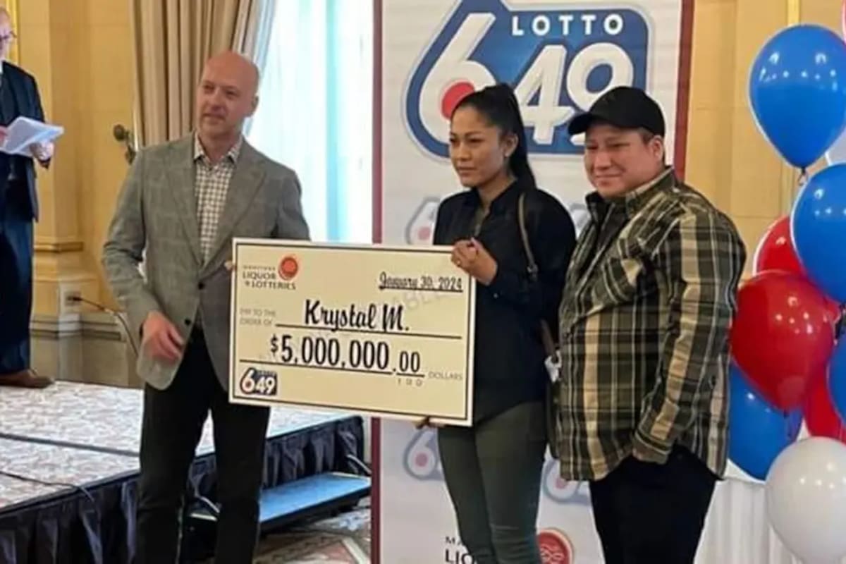 El cheque de la lotería estaba a nombre de su novia, pero Lawrence asegura que él pagó el boleto ganador. FOTO: Krystal Mckay / Facebook / NYP