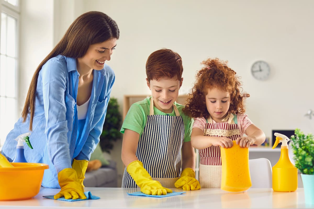 Que los niños participen en las tareas del hogar favorece su desarrollo emocional, según nuevos estudios