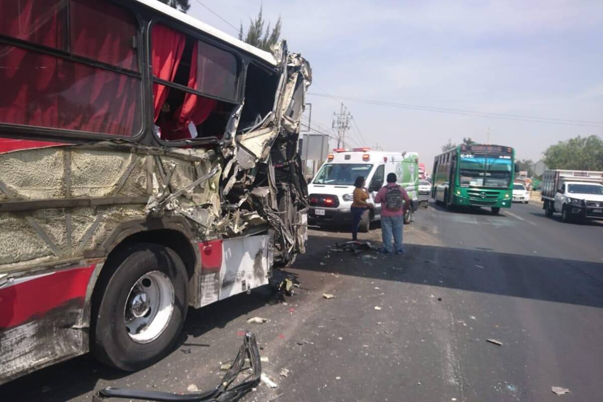 Choque entre autobús y torton deja al menos 18 personas lesionadas en Jalisco.