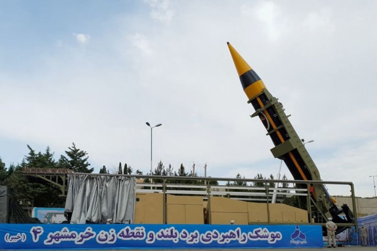 Un nuevo misil balístico tierra-tierra llamado Khaibar con un alcance de 2.000 km, presentado por Irán, es visto en Teherán, Irán. | Crédito: REUTERS