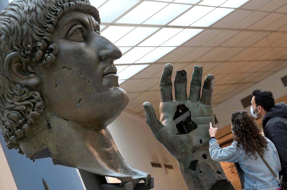 EA4455. ROMA (ITALIA), 29/04/2021.- La colosal mano en bronce del emperador romano Constantino luce desde este jueves reconstruida en los Museos Capitolinos de Roma, después de añadir la falange que le faltaba y que hasta ahora era custodiada en el Louvre parisino. El público podrá admirar casi completa la mano de Constantino el Grande, una de las figuras más relevantes del Imperio, al permitir el Cristianismo en el siglo IV d.C, y de cuya estatua colosal se conservan la cabeza y la mano izquierda, con agujeros en la palma, el dedo índice y el corazón, además de una esfera que sostenía. EFE/ Claudio Peri