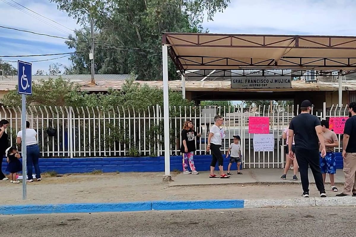 Madres de familia piden mantener al personal de USAER del turno vespertino en primaria Francisco J. Mújica