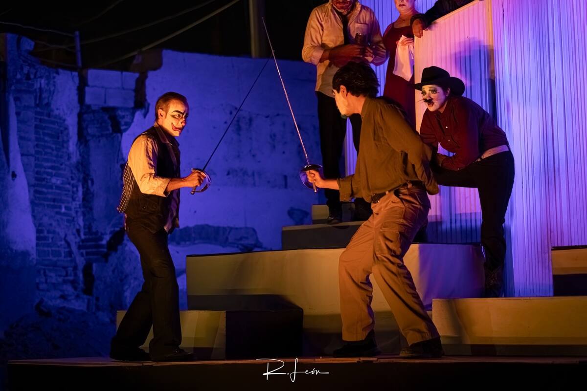 En este “Hamlet”, cada personaje -con su máscara y deformidad emocional- es espejo del espectador. FOTO: CORTESÍA