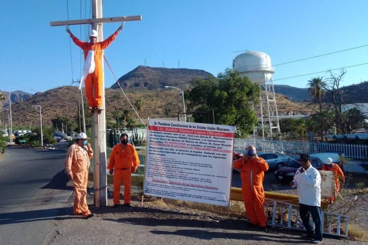 Trabajadores de Pemex "crucifican" a compañero; exigen justicia laboral