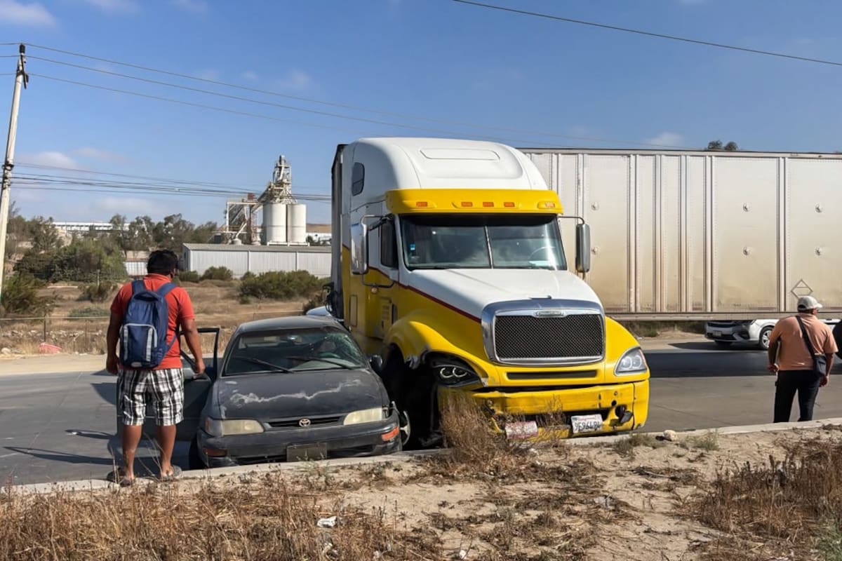 Choque entre tractocamión y automóvil provoca tráfico intenso en el bulevar 2000